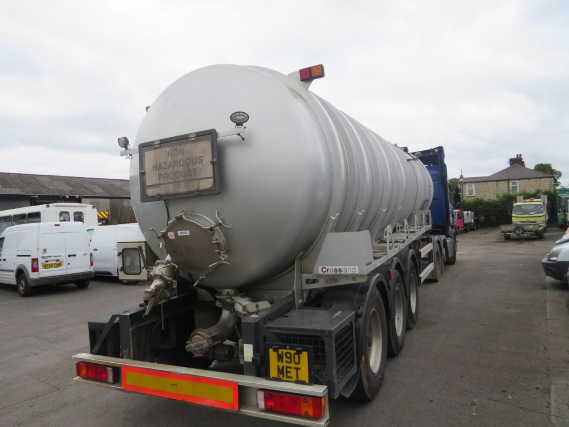 2011 CROSSLAND TRI AXLE VACUUM TANKER, 33000 LITRE TANK, 2 NEW TYRES NEAR SIDE, REST APPROX 50% [+ - Image 3 of 6