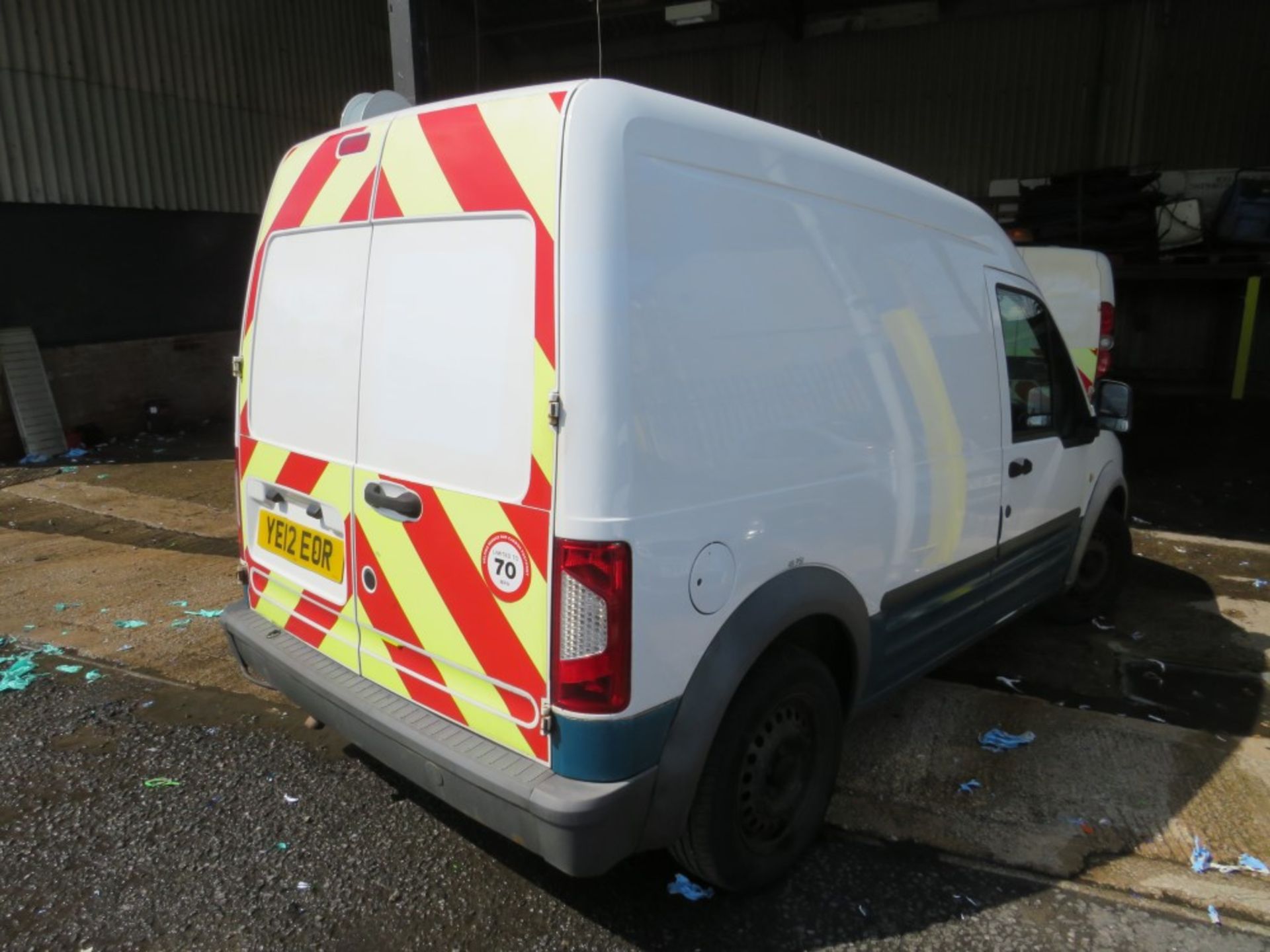 12 reg FORD TRANSIT CONNECT 90 T230 (NON RUNNER) (DIRECT UNITED UTILITIES WATER) 1ST REG 08/12, TEST - Image 4 of 7