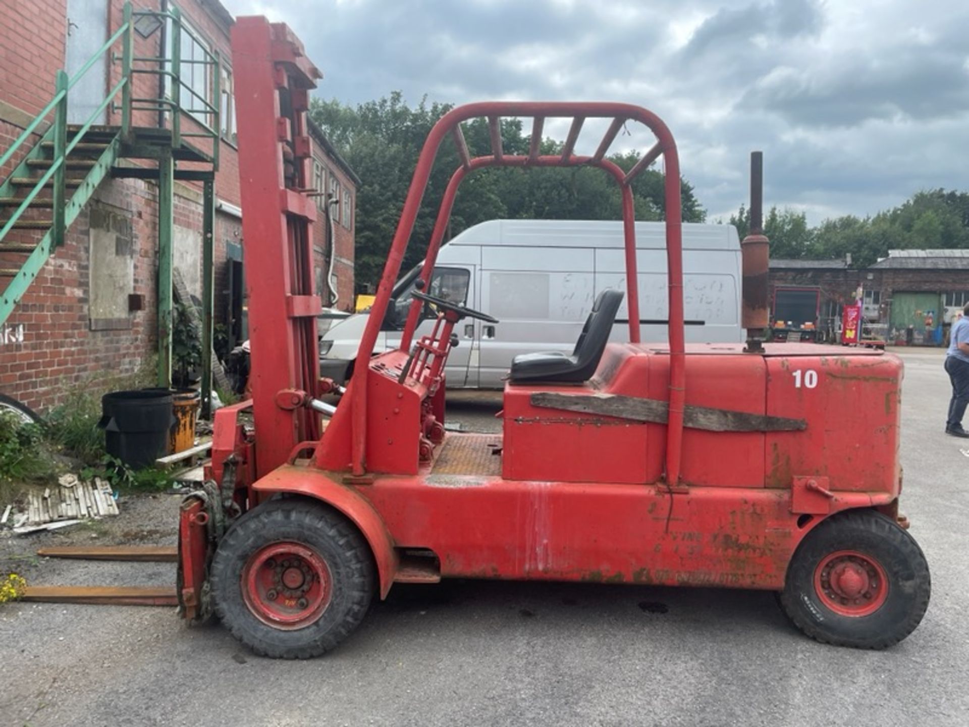 TOWMOTOR FORK LIFT TRUCK (LOCATION BOLTON) LIFTS MIN 6 TON, STARTS, RUNS, LIFTS BUT STEERING VERY - Image 2 of 9