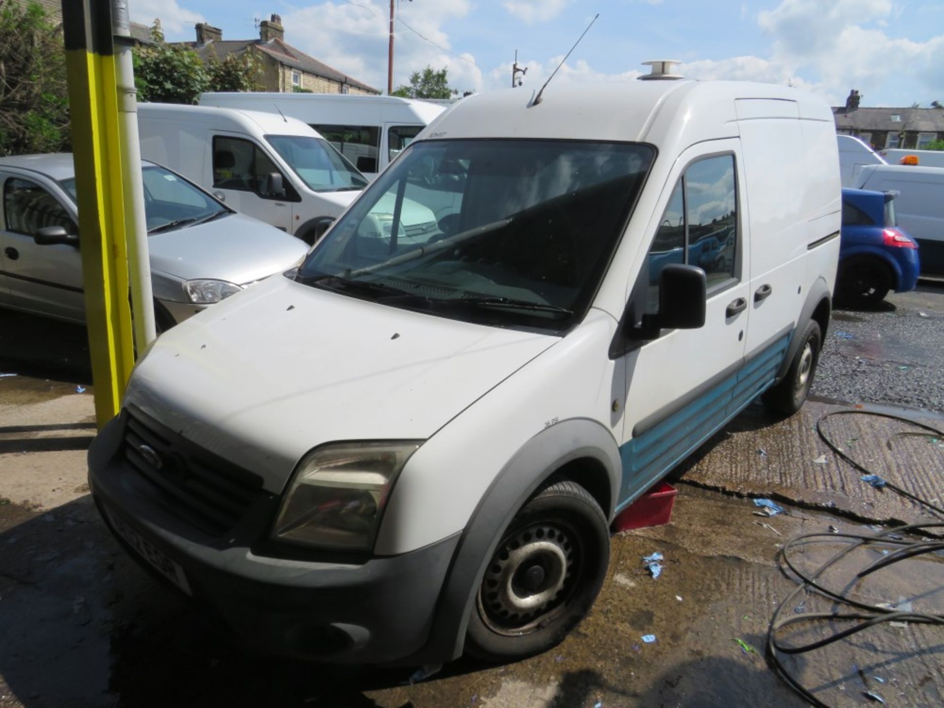 12 reg FORD TRANSIT CONNECT 90 T230 (NON RUNNER) (DIRECT UNITED UTILITIES WATER) 1ST REG 08/12, TEST - Image 2 of 7