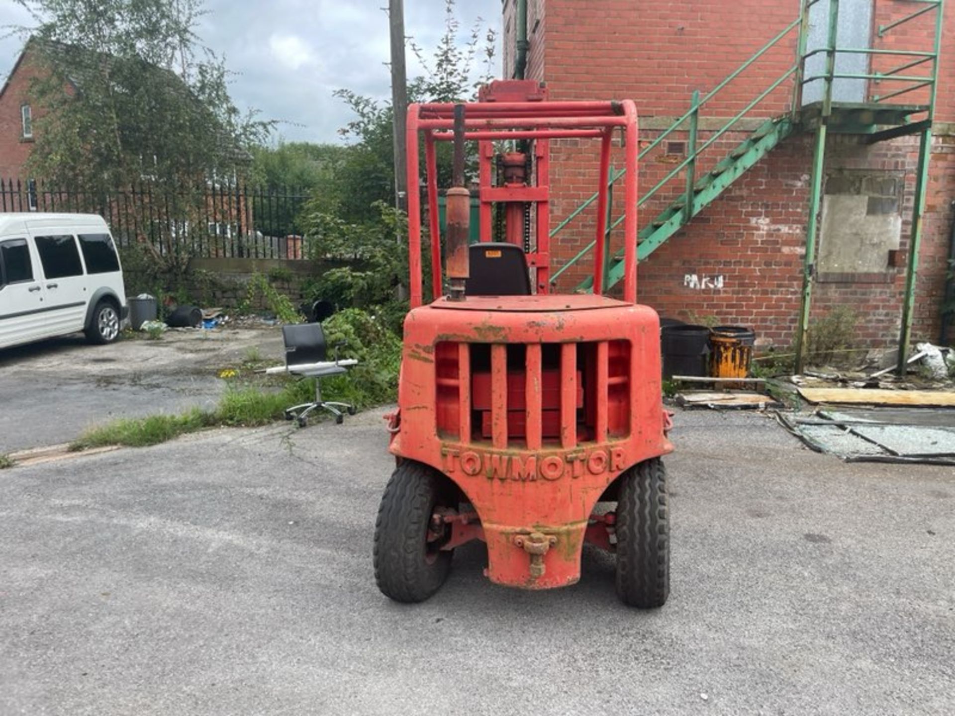 TOWMOTOR FORK LIFT TRUCK (LOCATION BOLTON) LIFTS MIN 6 TON, STARTS, RUNS, LIFTS BUT STEERING VERY - Image 3 of 9