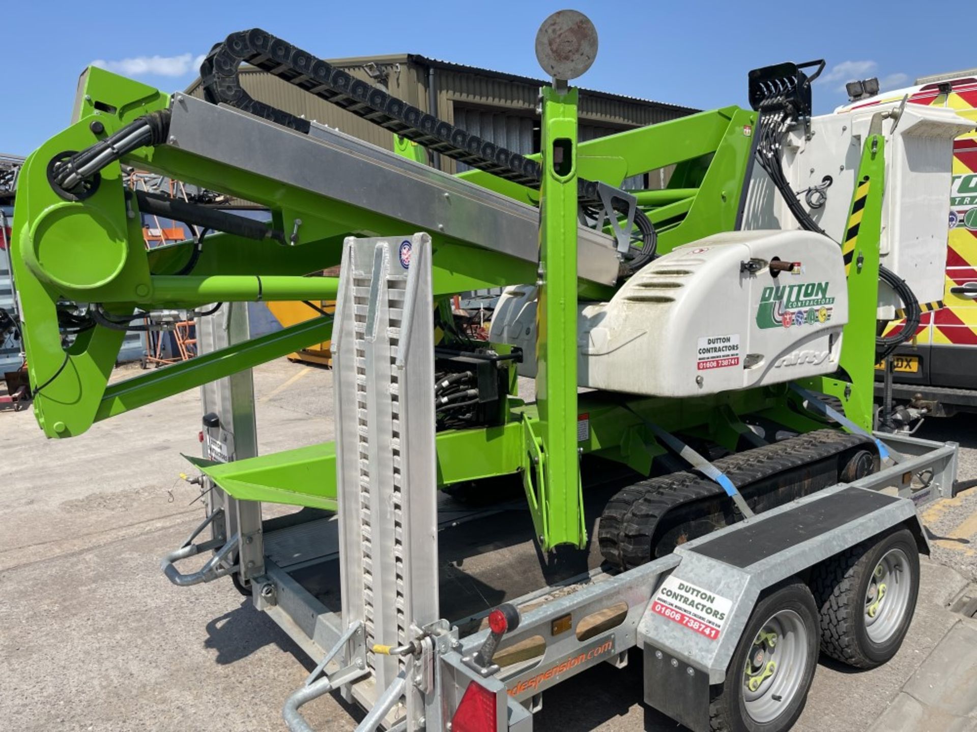 AS NEW 2019 NIFTY LIFT TRACKED BUCKET TRUCK C/W CUSTOM BUILT INDESPENSION LIGHT WEIGHT TRAILER - Image 2 of 6