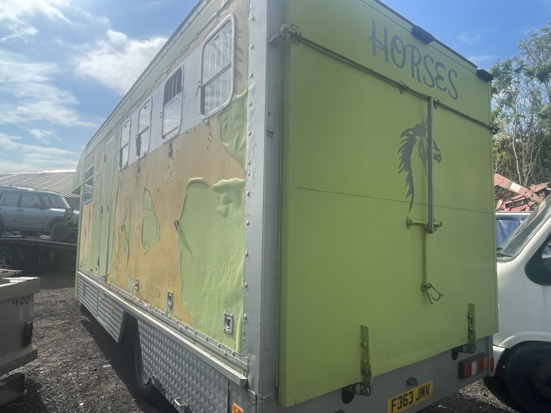 F reg IVECO FORD CARGO 0813 HORSEBOX (LOCATION BLACKBURN) 1ST REG 09/88, SLEEPS 4, 3 STALLS, - Image 4 of 7