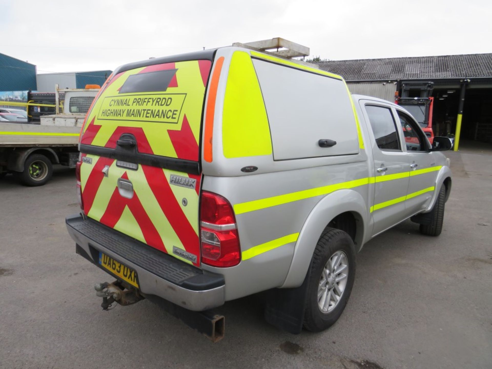 63 reg TOYOTA HILUX INVINCIBLE 4 X 4 D-4D DCB (DIRECT COUNCIL) 1ST REG 11/13, TEST 10/21 [+ VAT] - Image 4 of 6