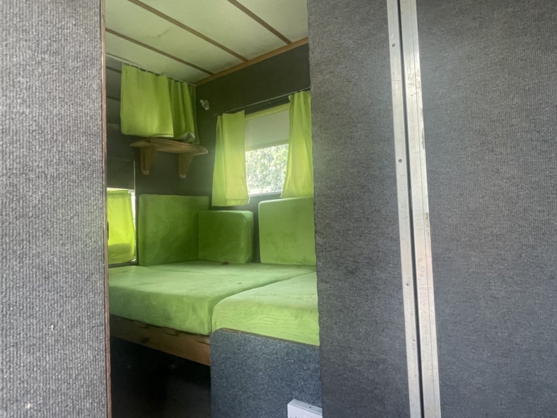 F reg IVECO FORD CARGO 0813 HORSEBOX (LOCATION BLACKBURN) 1ST REG 09/88, SLEEPS 4, 3 STALLS, - Image 5 of 7