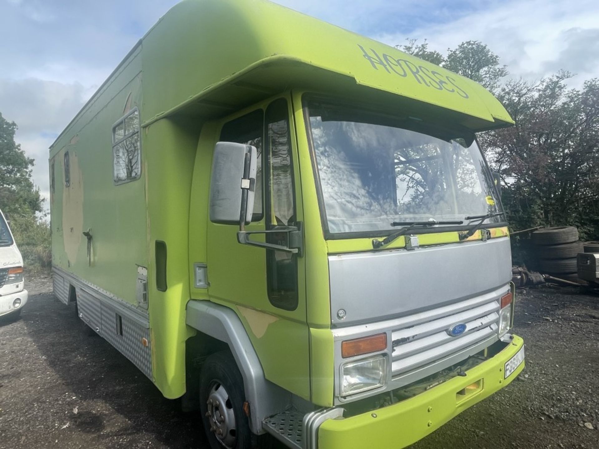 F reg IVECO FORD CARGO 0813 HORSEBOX (LOCATION BLACKBURN) 1ST REG 09/88, SLEEPS 4, 3 STALLS, - Image 2 of 7