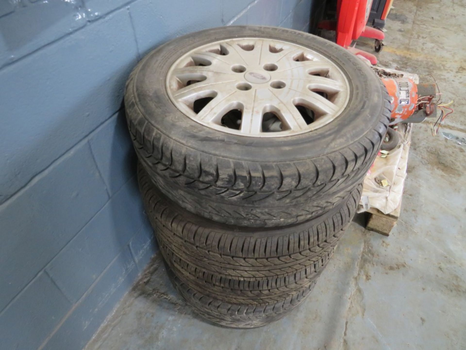 4 FORD WHEELS & TYRES 195/60R15 [NO VAT]