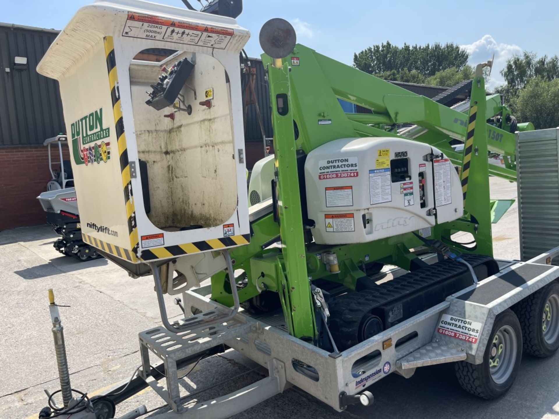 AS NEW 2019 NIFTY LIFT TRACKED BUCKET TRUCK C/W CUSTOM BUILT INDESPENSION LIGHT WEIGHT TRAILER - Image 4 of 6