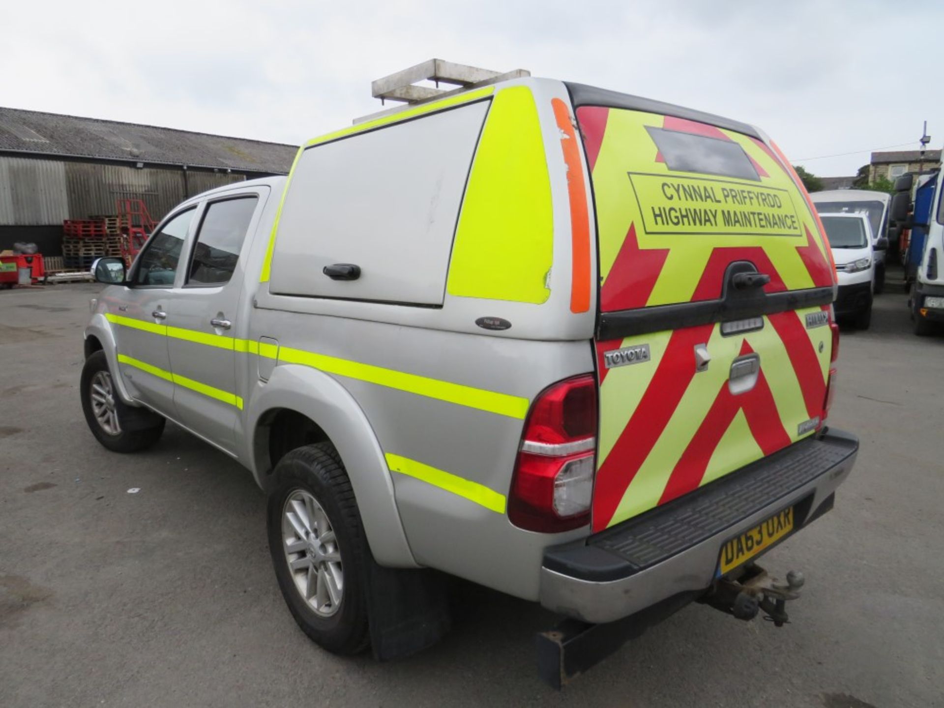 63 reg TOYOTA HILUX INVINCIBLE 4 X 4 D-4D DCB (DIRECT COUNCIL) 1ST REG 11/13, TEST 10/21 [+ VAT] - Image 3 of 6