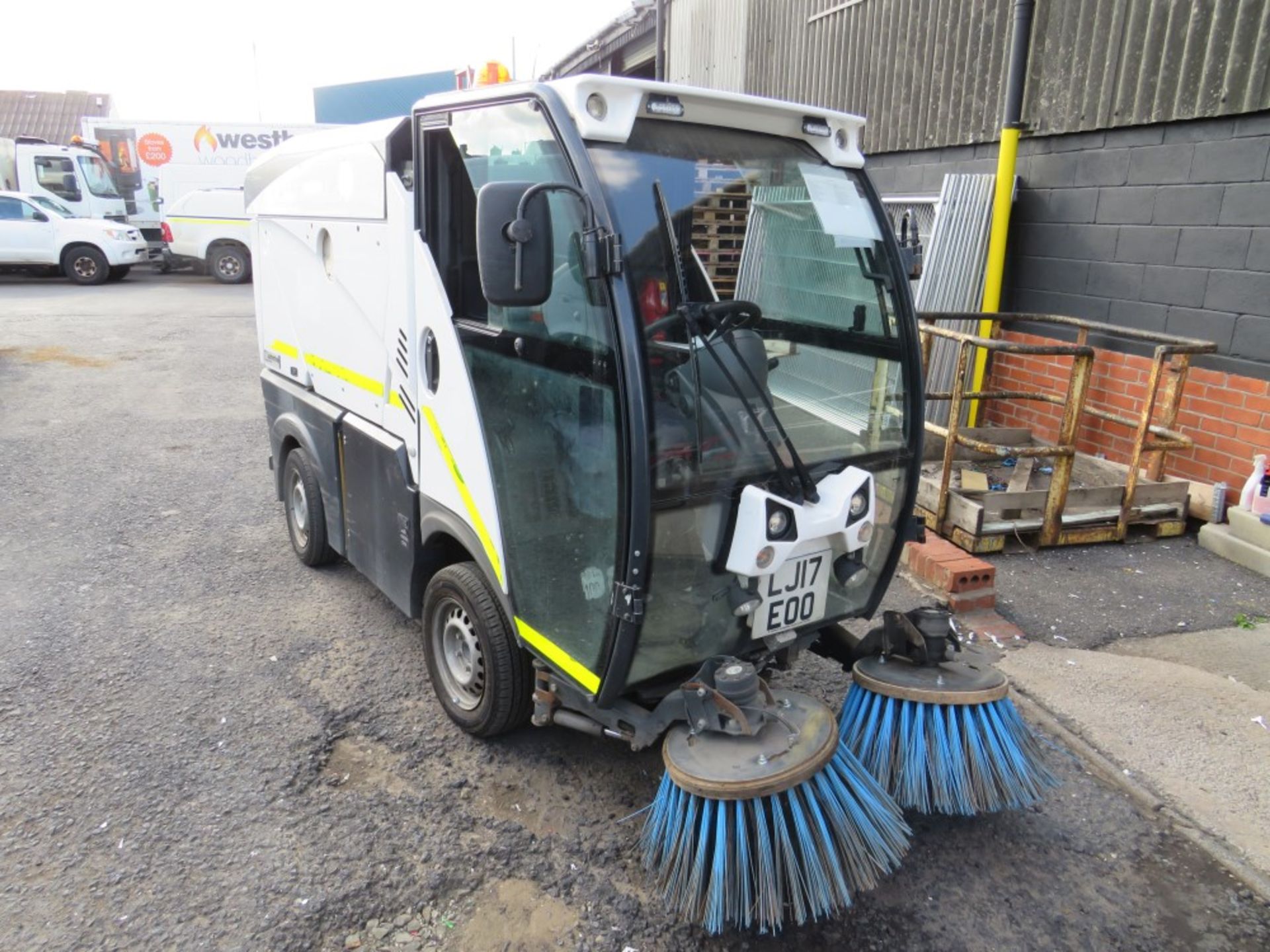 17 reg JOHNSTON SWEEPER (DIRECT COUNCIL) 1ST REG 06/17, 3741 HOURS, V5 HERE, 1 OWNER FROM NEW