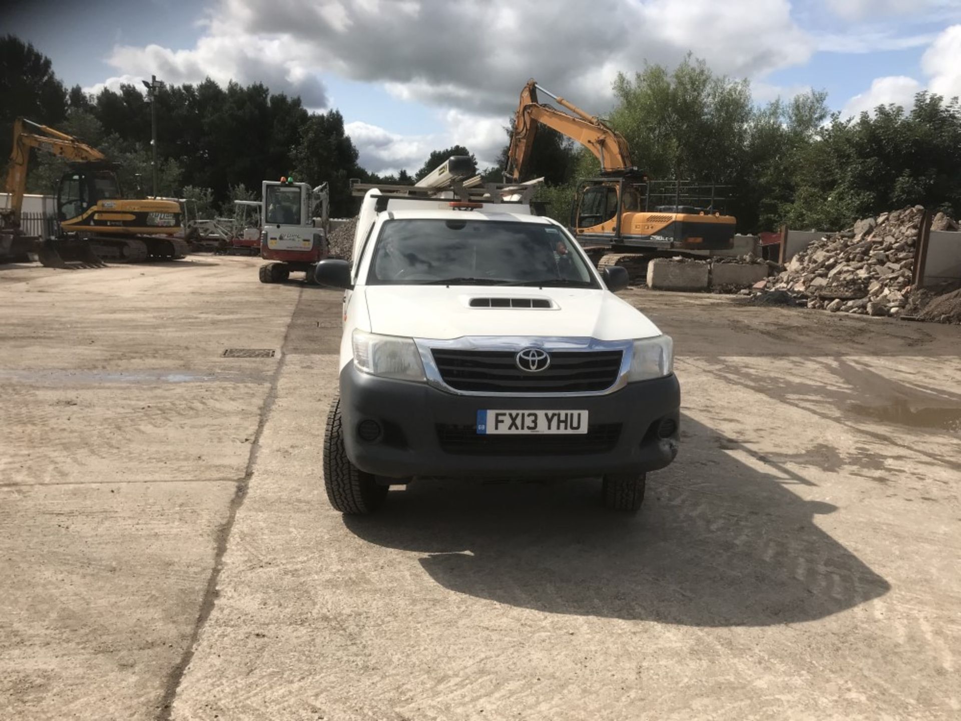 13 reg TOYOTA HILUX KING CAB PICKUP, 1ST REG 03/13, TEST 03/22, 123381M, V5 HERE, 2 FORMER KEEPERS