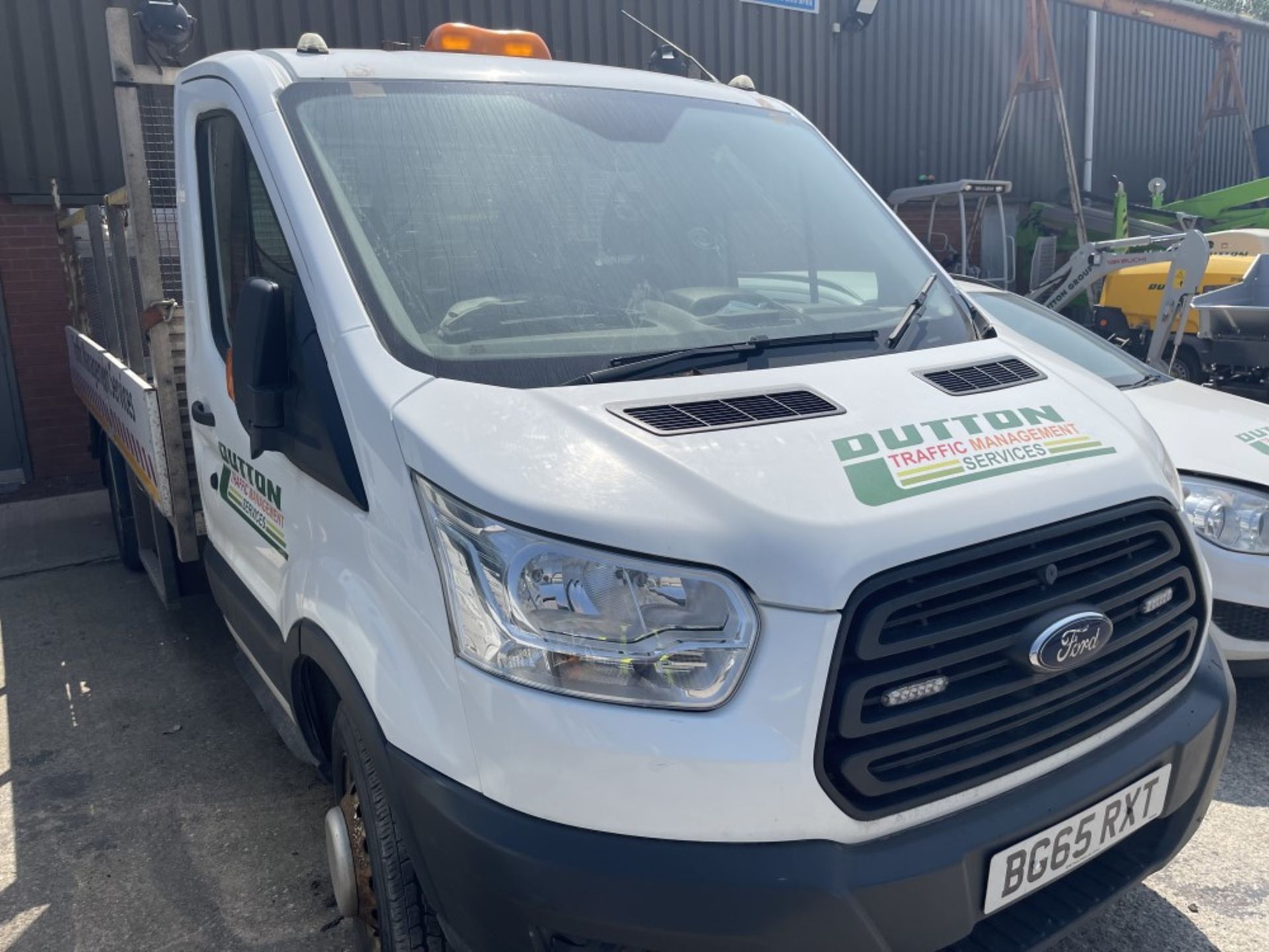 65 reg FORD TRANSIT DROPSIDE C/W TAIL LIFT (NON RUNNER) 1ST REG 10/15, TEST 10/21, V5 HERE, 1 FORMER - Image 2 of 5