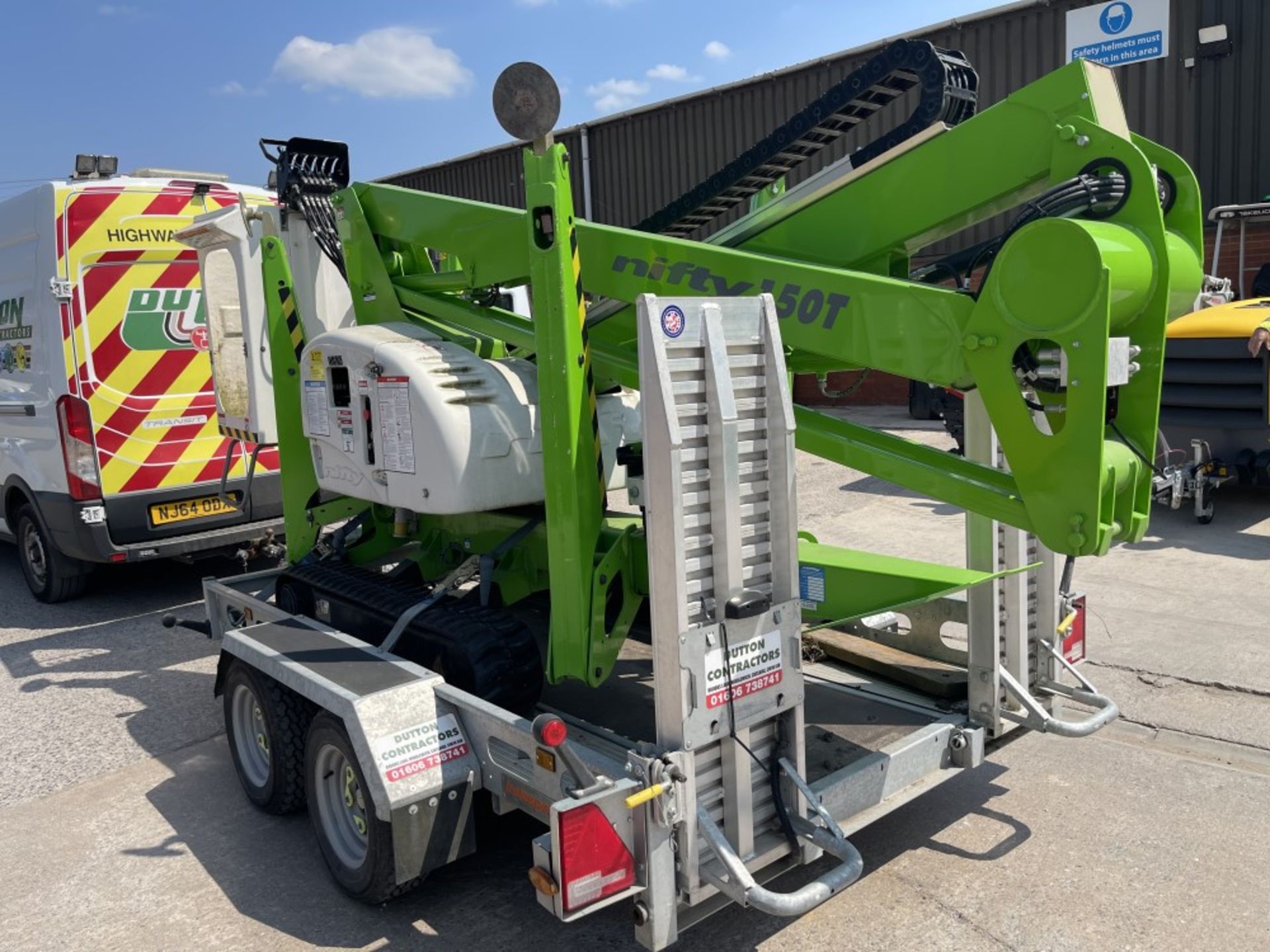 AS NEW 2019 NIFTY LIFT TRACKED BUCKET TRUCK C/W CUSTOM BUILT INDESPENSION LIGHT WEIGHT TRAILER - Image 3 of 6
