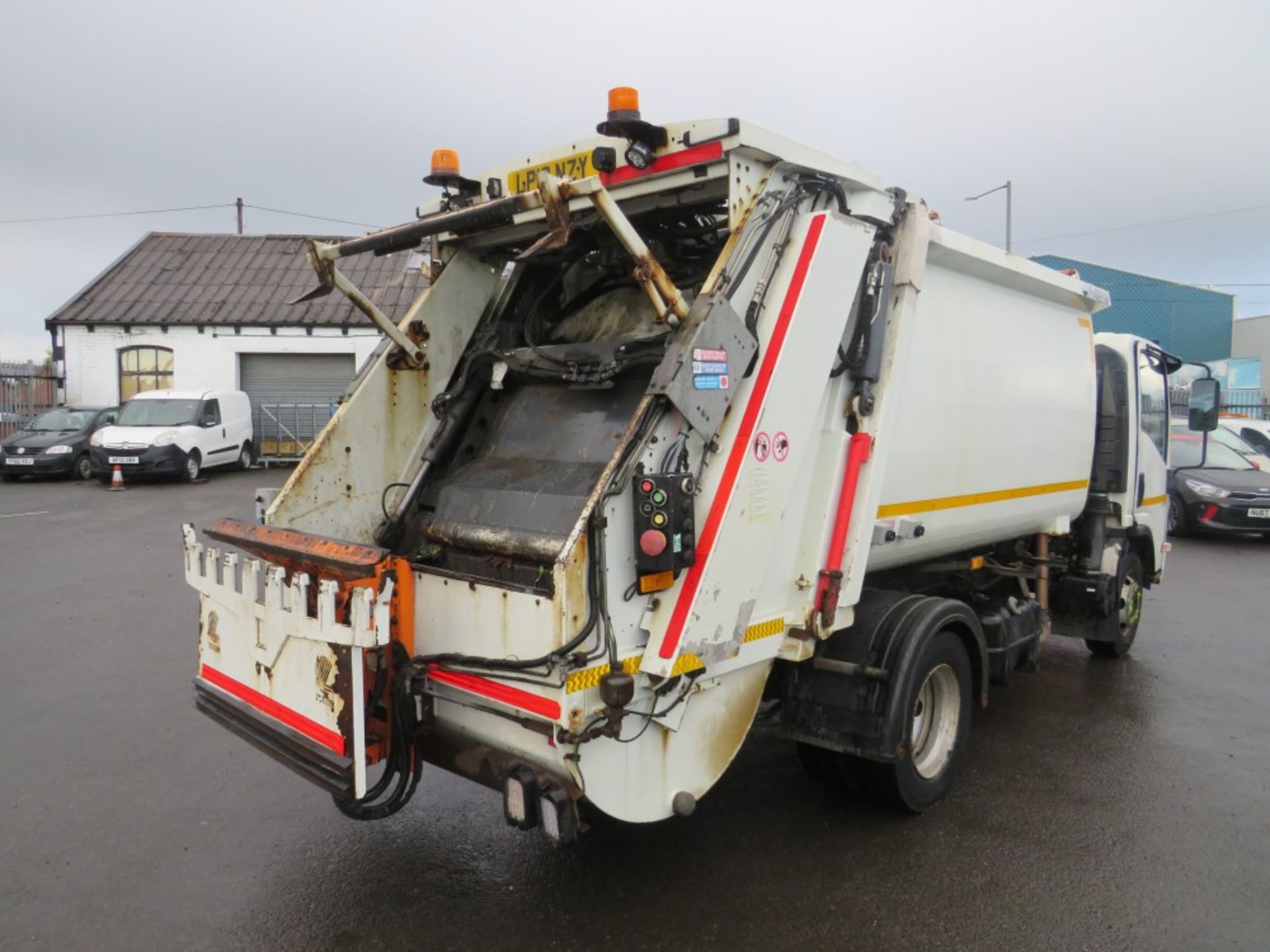 13 reg IZUZU FORWARD N75.190 REFUSE WAGON (RUNS FOR LOADING ONLY) (DIRECT COUNCIL) 1ST REG 08/13, - Image 4 of 6