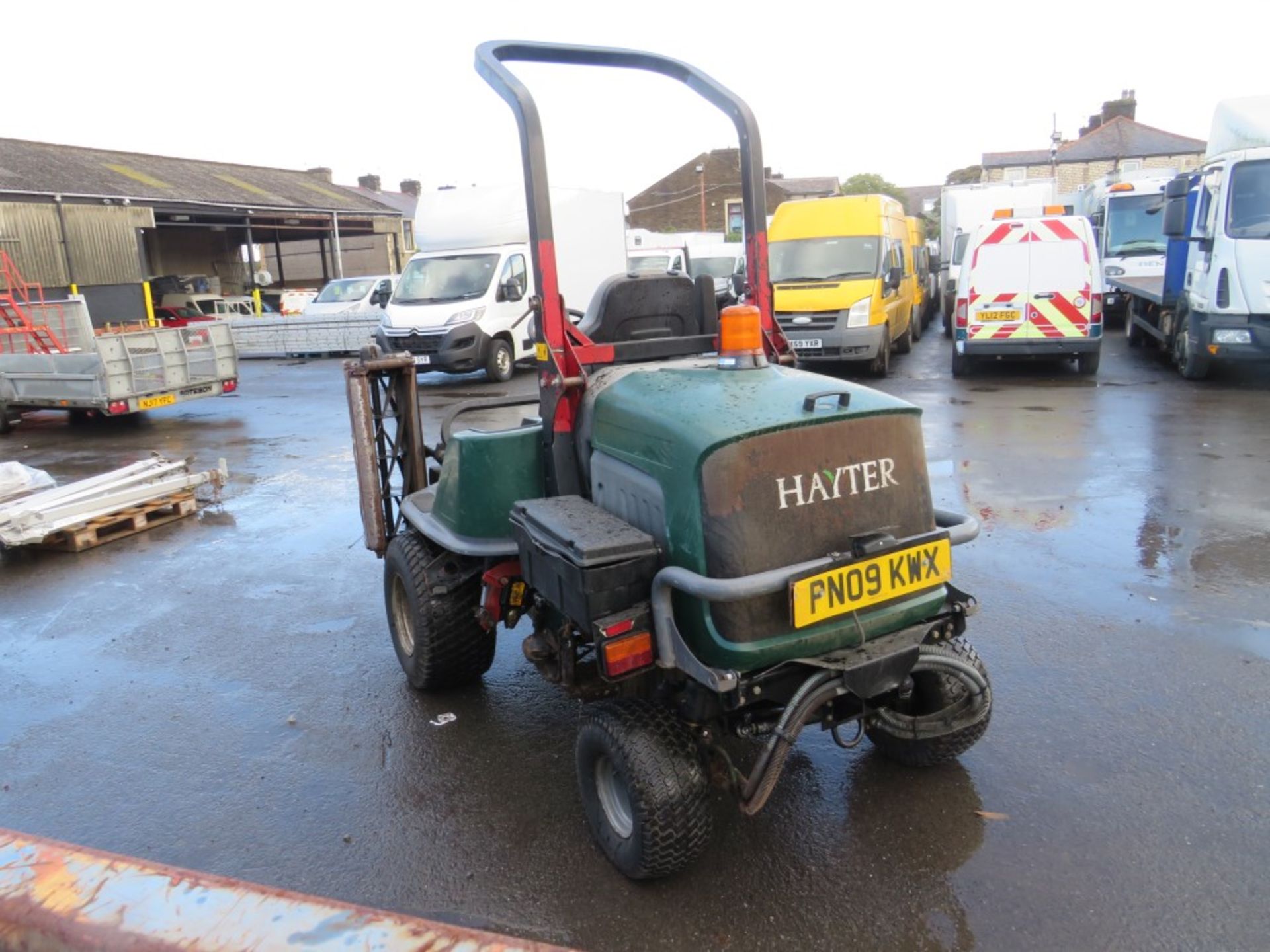 09 reg HAYTER LT324 4WD TRIPLE CYLINDER MOWER (DIRECT COUNCIL) 1ST REG 04/09, 4656 HOURS, V5 HERE, 1 - Image 3 of 5