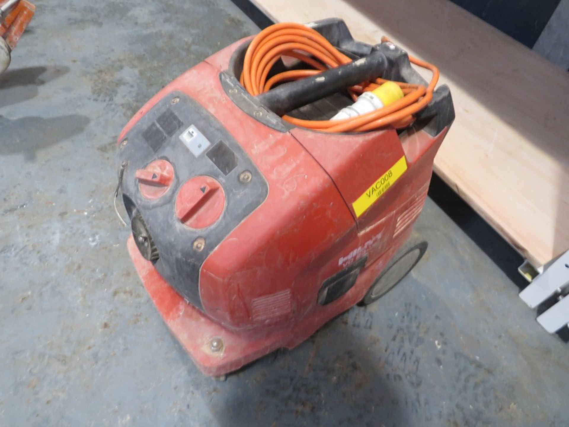 110V SMALL INDUSTRIAL WET & DRY VACUUM (DIRECT HIRE CO) [+ VAT]