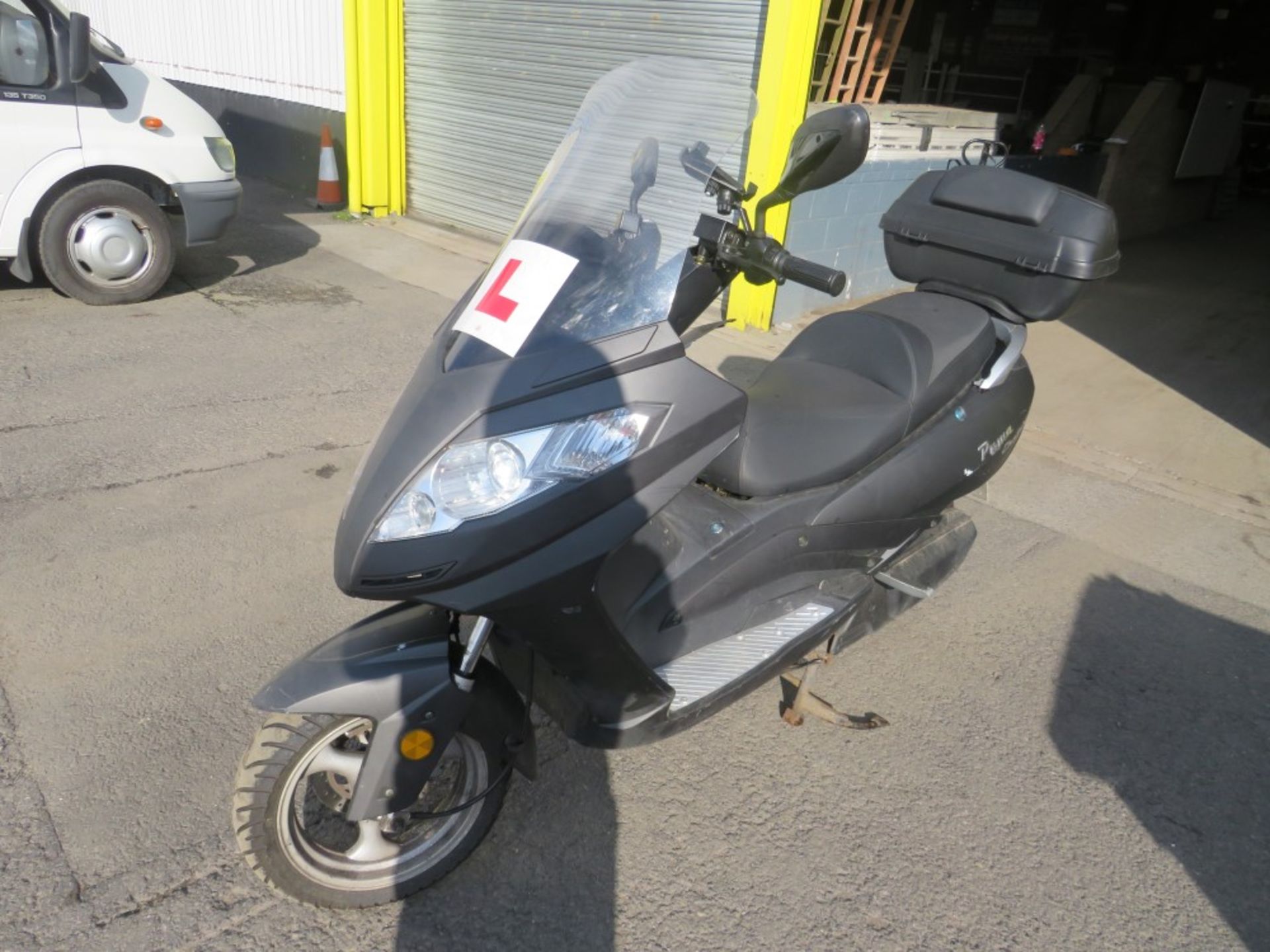 20 reg EFUN PUMA ELECTRIC SCOOTER, 1ST REG 07/20, 4247M, V5 HERE, 1 OWNER FROM NEW [NO VAT] - Image 2 of 5