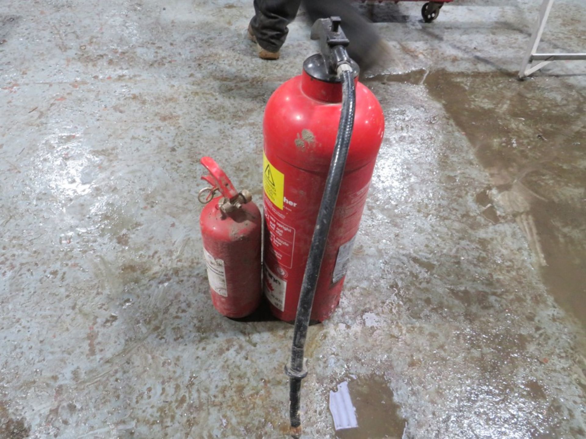 2 X FIRE EXTINGUISHERS [NO VAT]