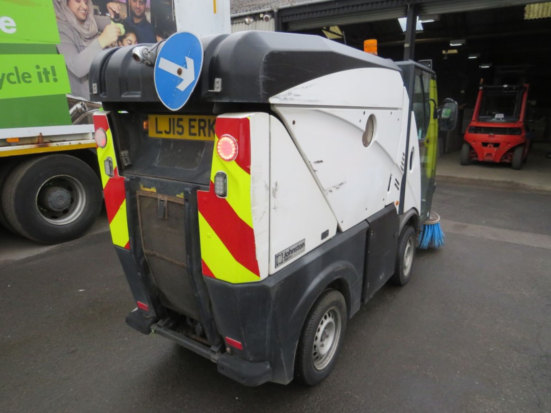 15 reg JOHNSTON PRECINCT SWEEPER (DIRECT COUNCIL) 1ST REG 04/15, V5 HERE, 1 OWNER FROM NEW [+ VAT] - Image 4 of 5