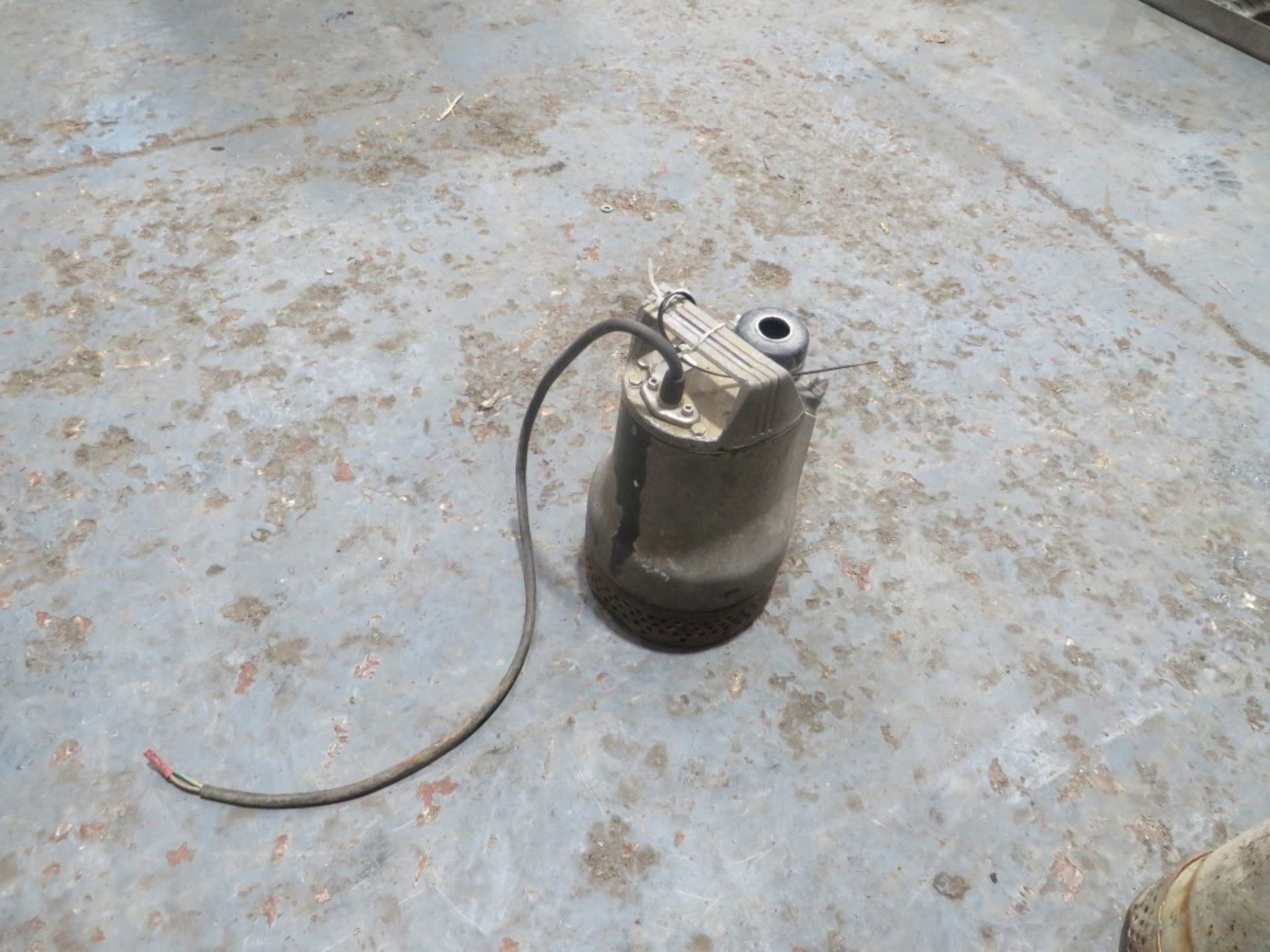 110V SUBMERSIBLE WATER PUMP [+ VAT]