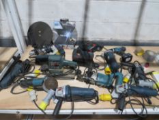 BOX OF DRILLS, GRINDERS, BLADES, ETC [NO VAT]