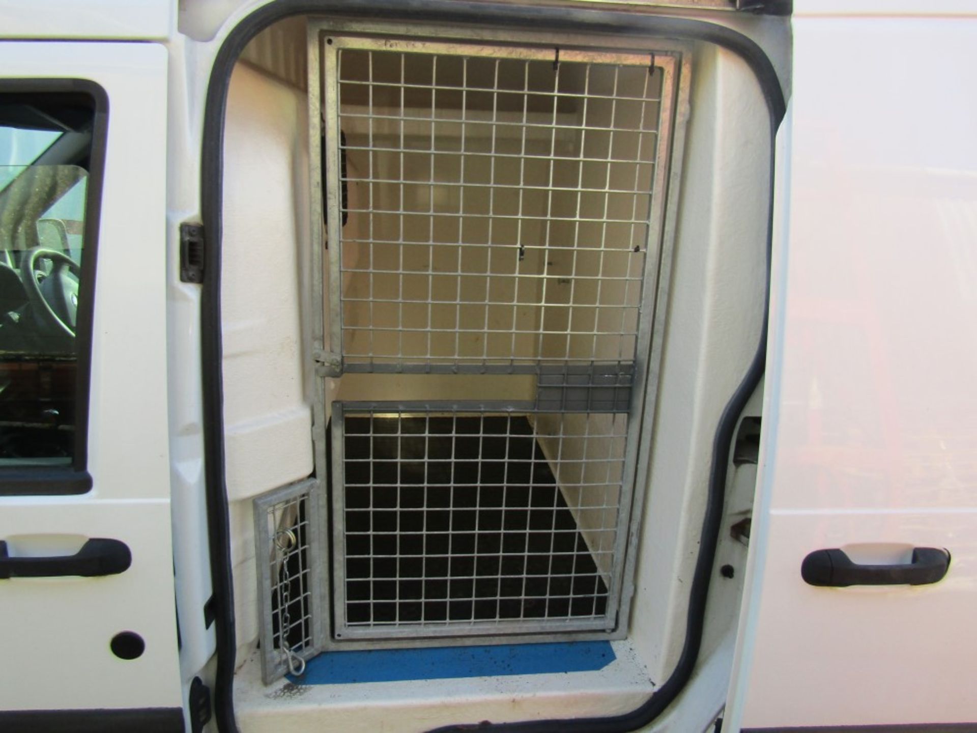 13 reg FORD TRANSIT CONNECT 90 T230 DOG CAGE VAN (DIRECT COUNCIL) 1ST REG 03/13, TEST 03/22, 56693M - Image 6 of 8