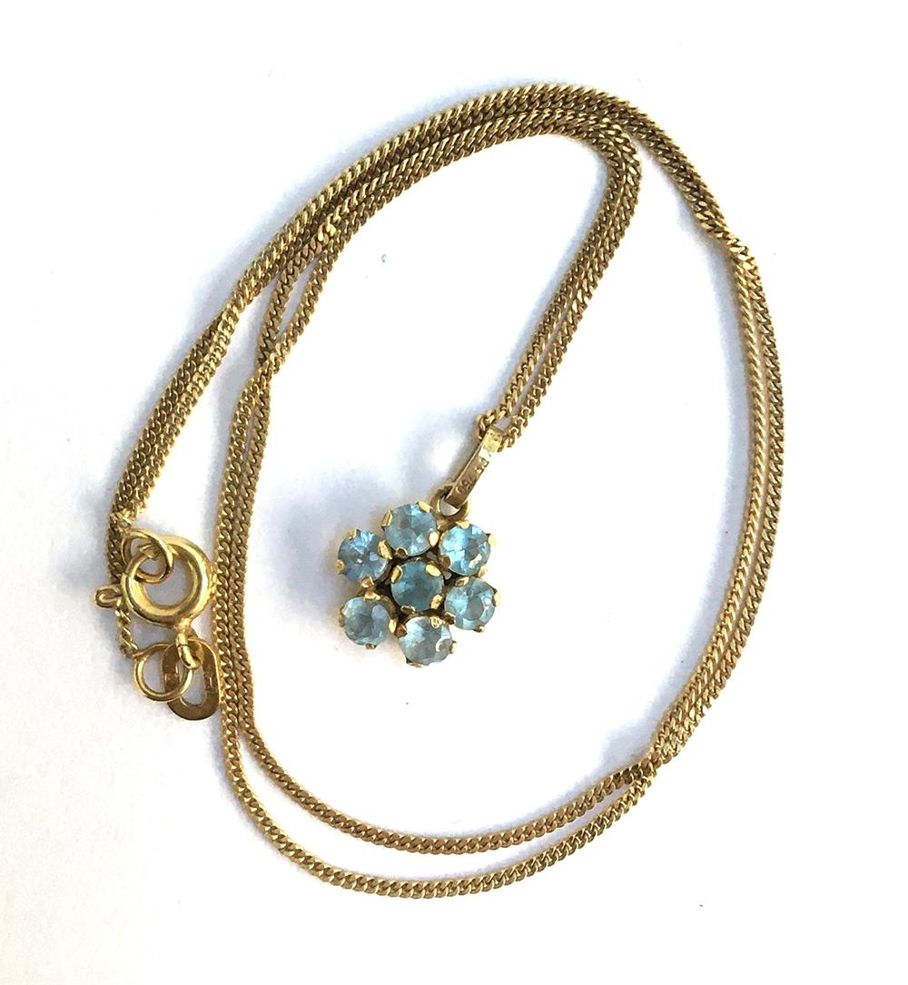 18ct gold chain with a small flower cluster pendant set with aquamarines, gross weight 2.9g, approx.