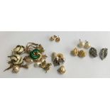 Mixed lot of earring to include a pair of 9ct gold knot studs