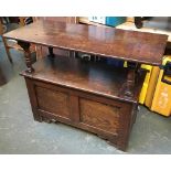 An early 20th century oak settle/monk's bench, with metamorphic top, and hinged seat, 107x45x80cmH