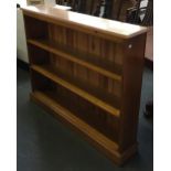 A pine bookshelf with three shelves, 123x23x100cmH