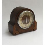 An oak cased mantel clock, 22cmH