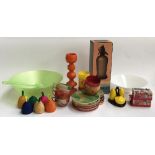 A mixed lot of retro kitchenalia to include Bandalasta marble effect bakelite cups and saucers;
