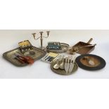 A mixed lot of plated and other metal items to include various trays, cased teaspoons, flat copper