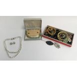 Mixed lot of costume jewellery to include diamante necklace and earrings, crystal beads and