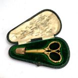 A 9ct gold cased thimble and scissor set, the thimble 9ct gold hallmarked JS, Birmingham 1900; the