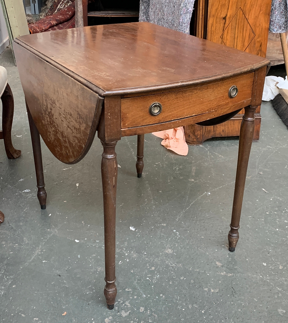 A small mahogany oval dropleaf table, 76cmW