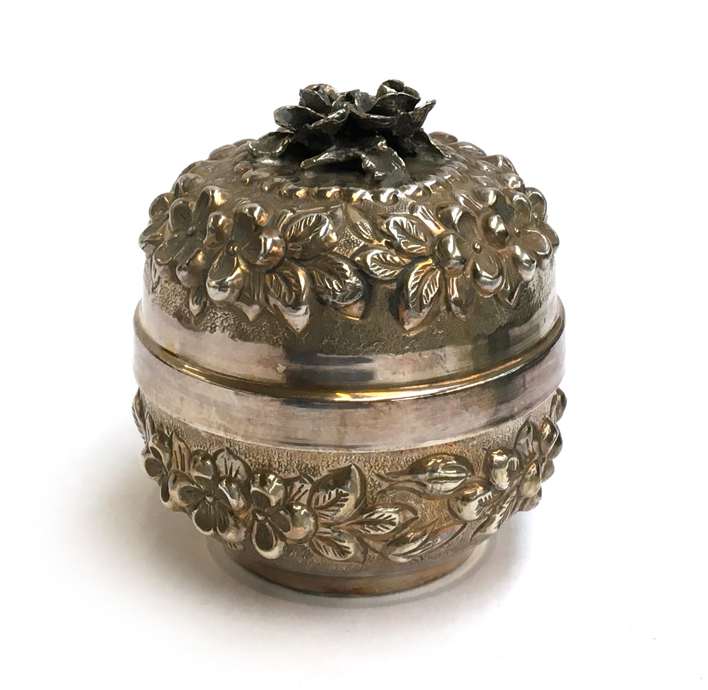 A Continental 900 silver lidded pot, chased with flowers and foliage, approximately 12cm high, 9.4oz