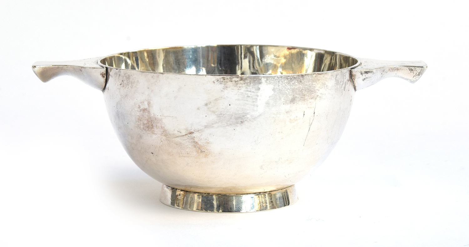 A silver porringer, maker's mark WW, London 1925, diameter of bowl 10.5cm, 5.4oz