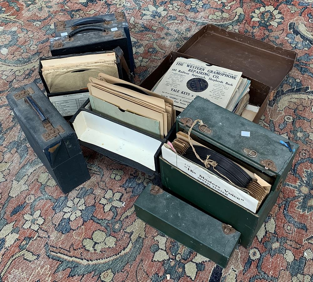 A large mixed lot of 78s in carry cases