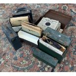A large mixed lot of 78s in carry cases