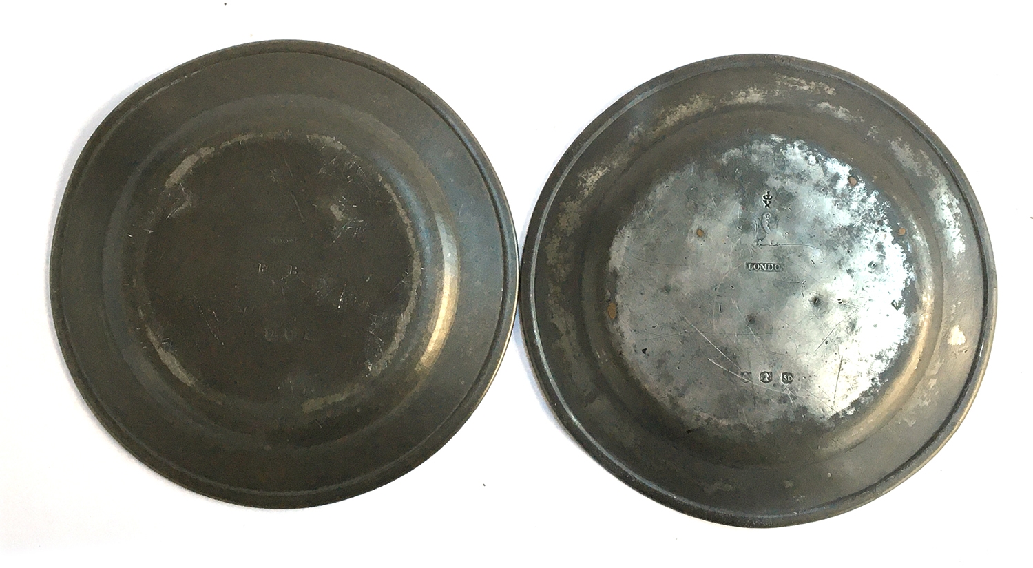 An 18th century London pewter tavern plate, bearing crowned X to reverse, above 'London' and - Bild 2 aus 2