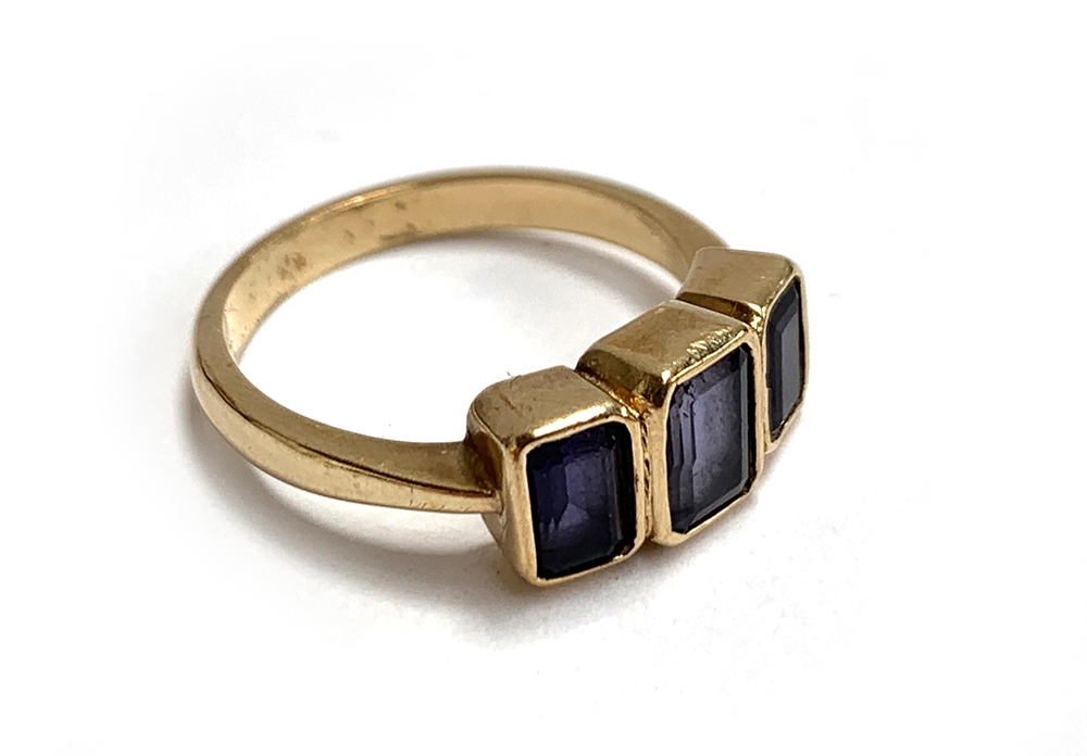 A 9ct gold ring set with three amethysts, size O, 3.6g