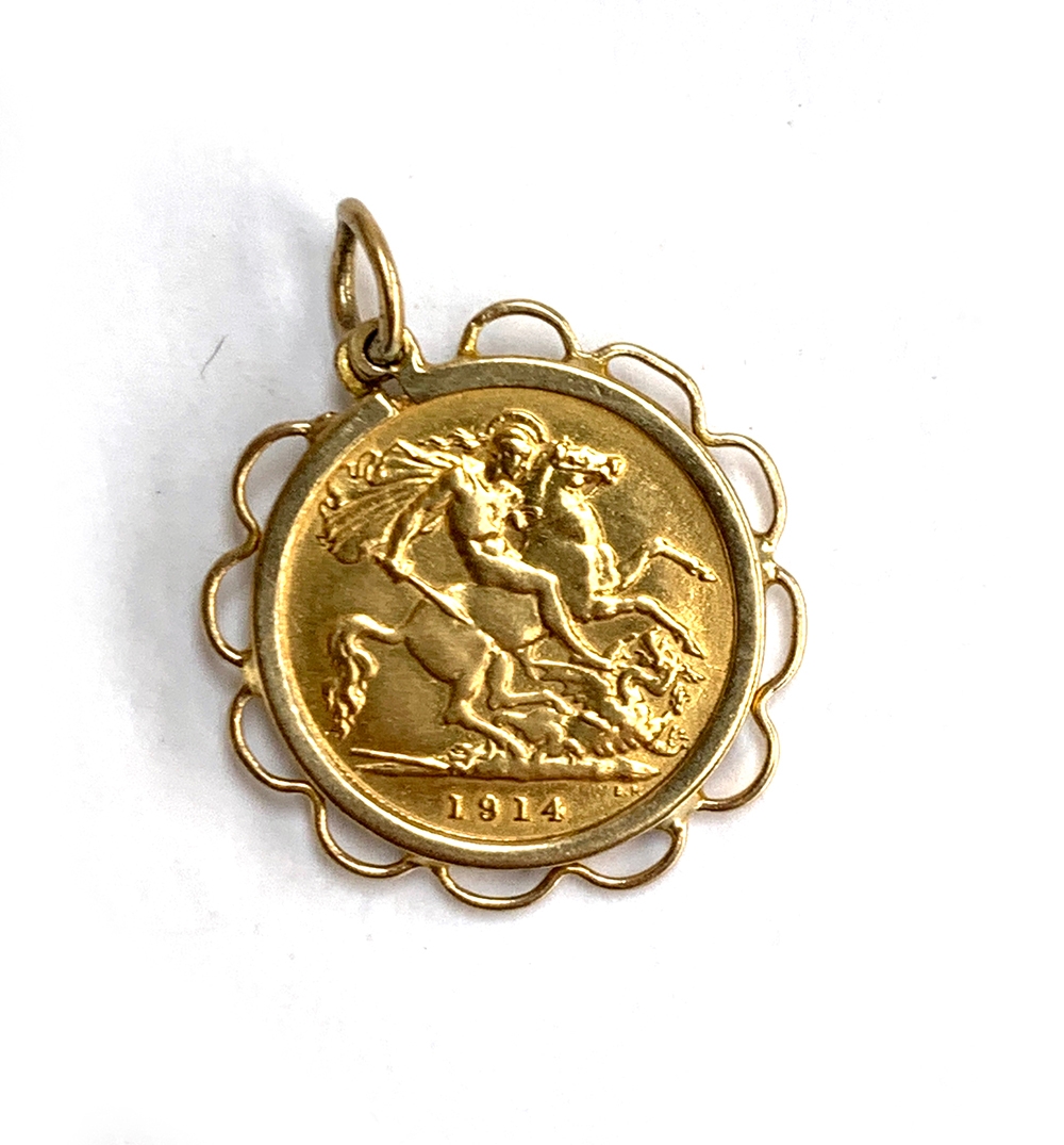 A 1914 half sovereign, in 9ct gold mount, 5.3g