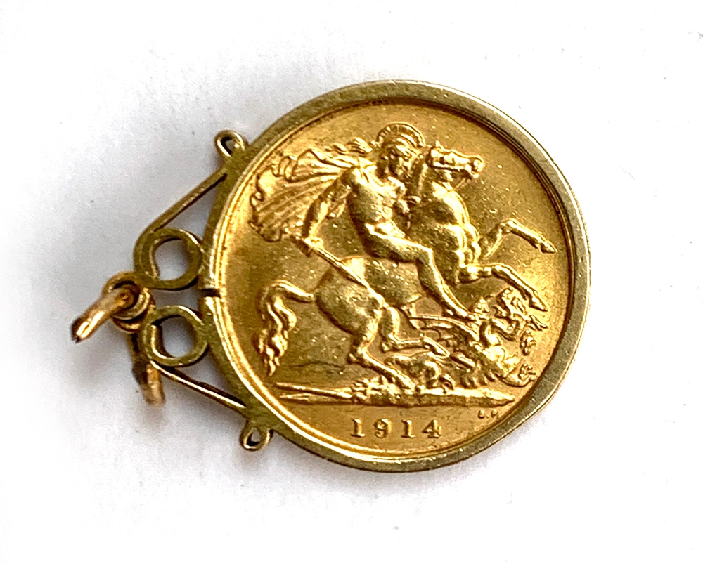 A 1914 gold sovereign, in plain 9ct gold mount, 5.2g