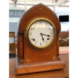 An American oak cased mantel clock, with pendulum and key, 37cmH