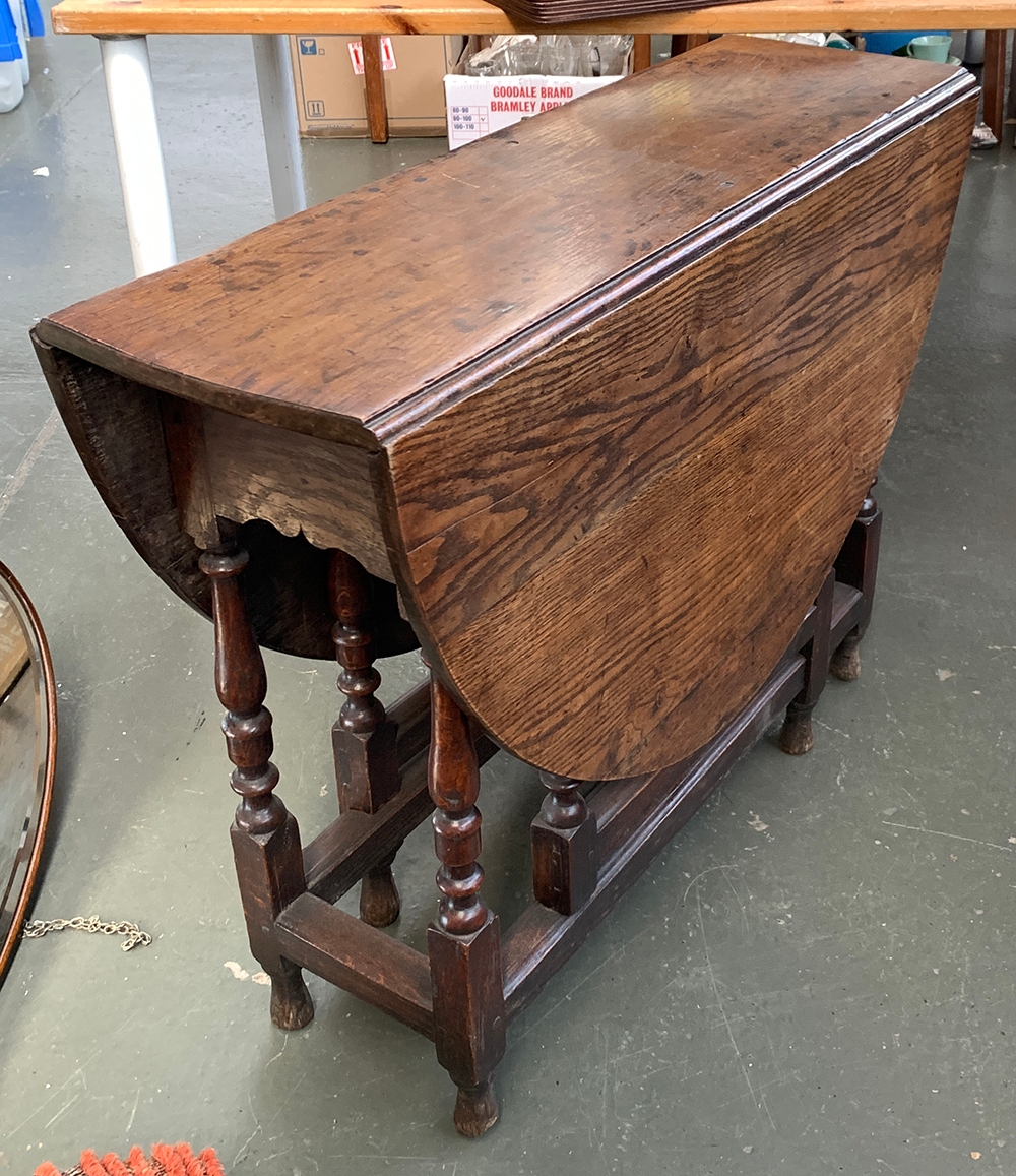 An 18th century oak oval gateleg table, with end drawer, 91x121(extended)x70cmH