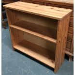 A small pine bookshelf of two shelves, 79x72cm