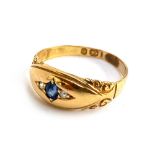 18ct gold ring set with a sapphire between two diamonds, 2.6g