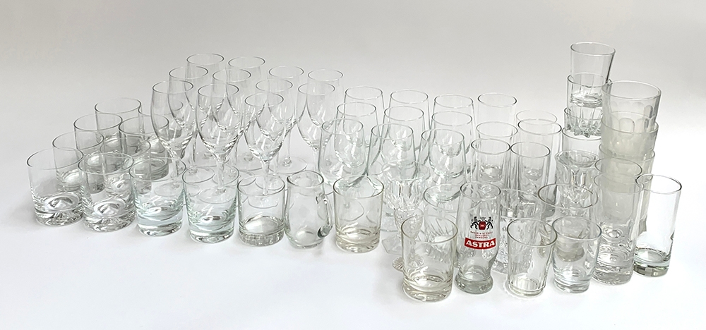 A mixed lot of glassware to include various stemmed wine glasses, whiskey tumblers, and a quantity - Bild 2 aus 2