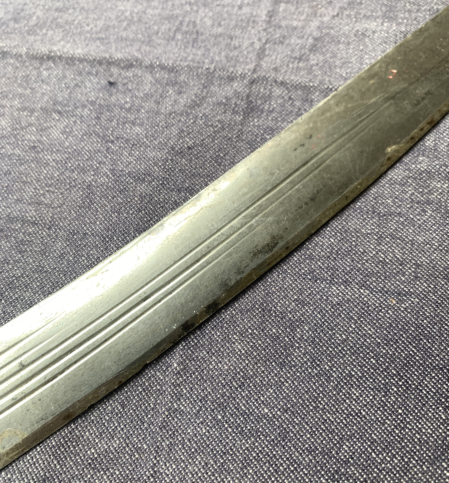 An Indian Talwar sword with curved shamshir 80cm blade, fullered and stamped - Image 4 of 5